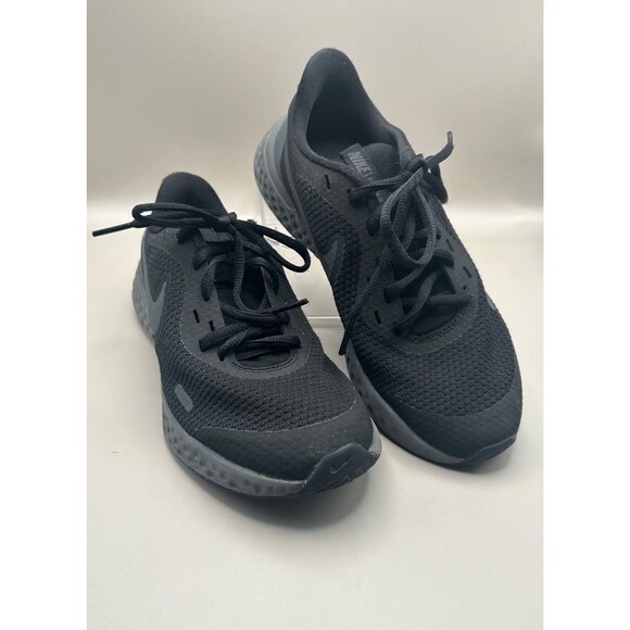 Nike Revolution 5 Boys Black Running Shoes BQ5671-001 Sneakers Sz 3.5Y - Picture 1 of 7